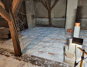 Zateplení stropu řadového domu pomocí foukané izolace